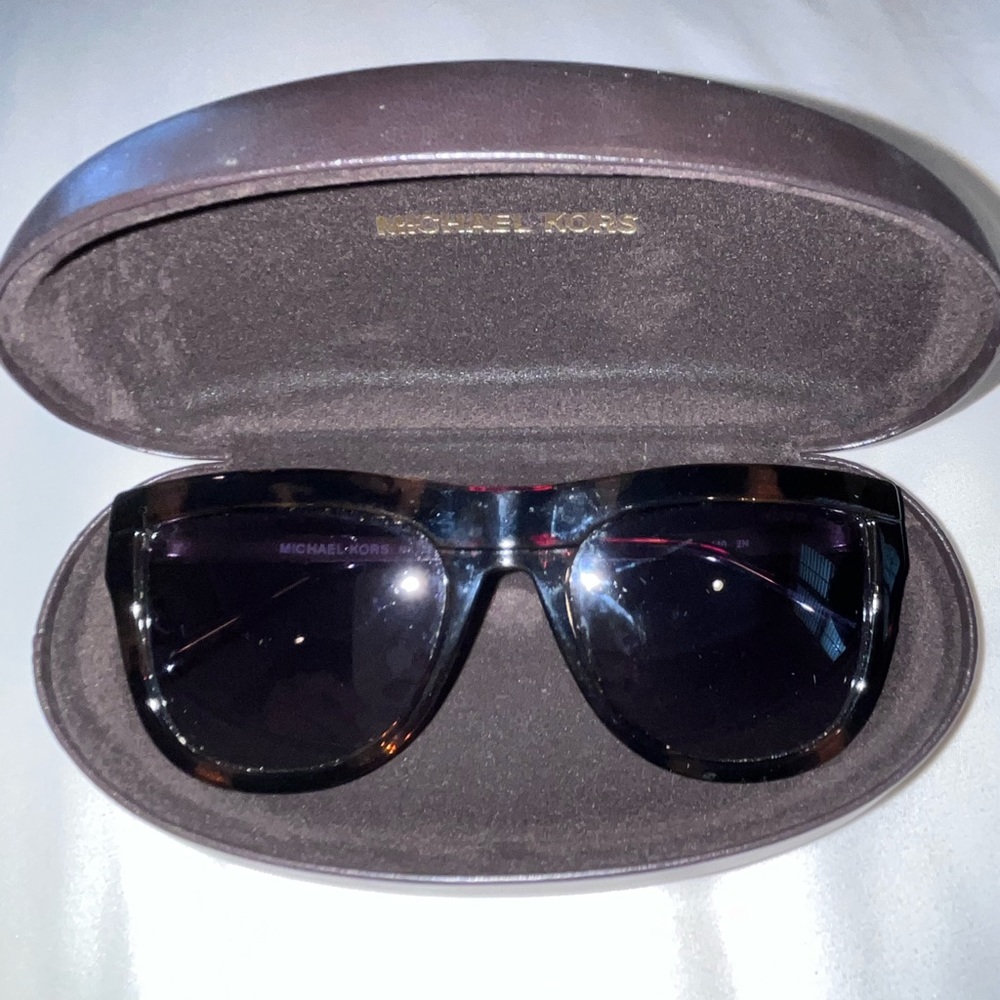 🤎💛 Michael Kors Tortoise and Gold Sunglasses With Clamshell Case